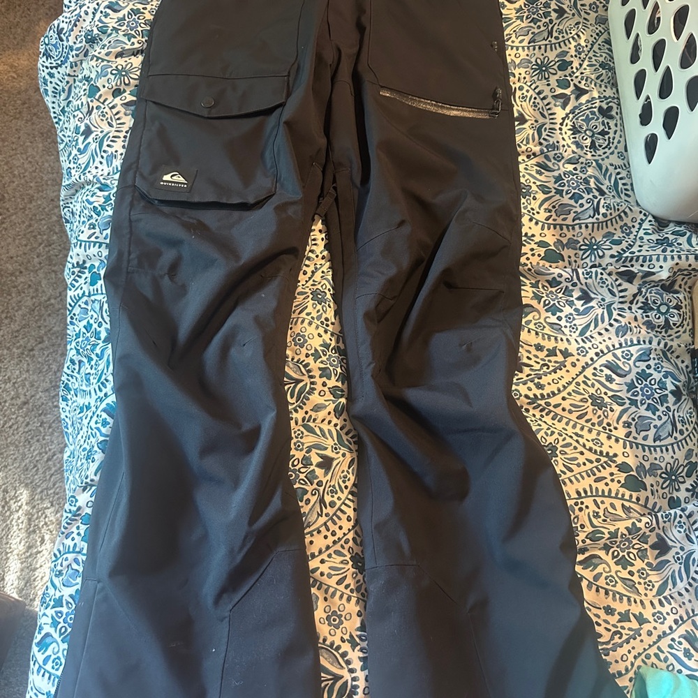 Quiksilver Black Cargo Pants for Versatile Style